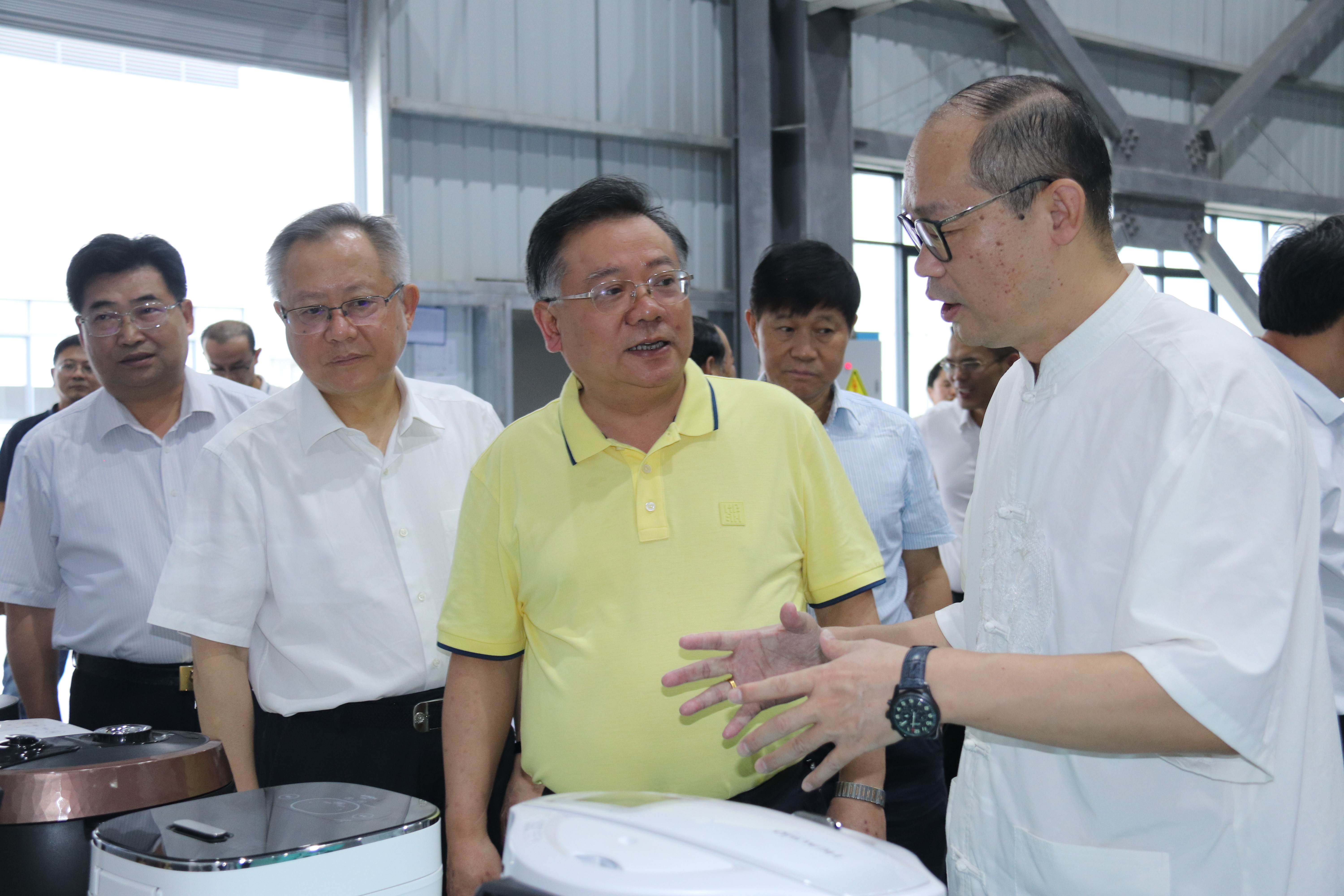湖南省政協(xié)黨組成員、副主席易鵬飛等省政協(xié)赴邵陽經(jīng)開區(qū)拓浦精工產(chǎn)業(yè)項目調(diào)研團一行