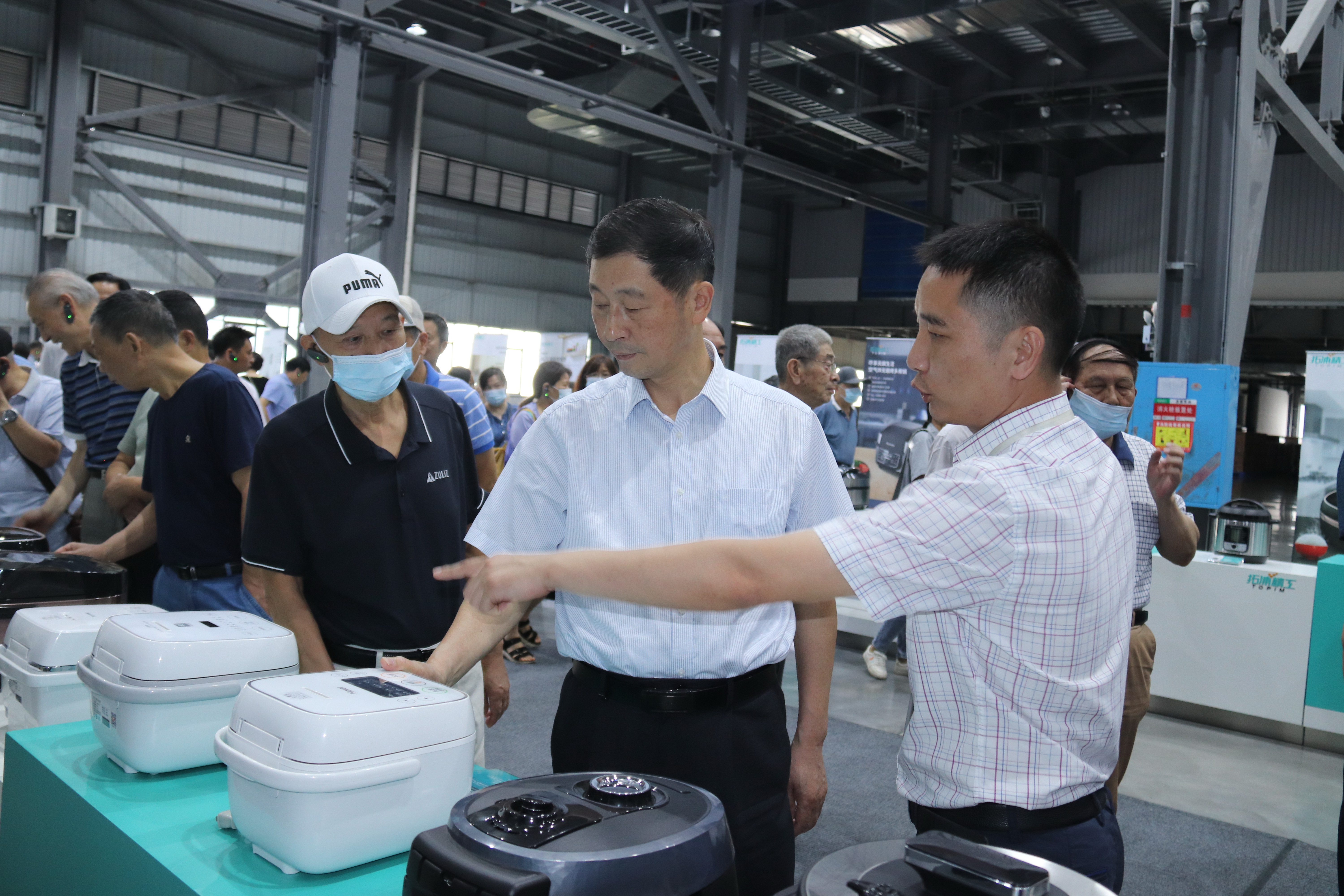省人大常委會原副主任、機關離退休人員黨總支書記蔡力峰帶隊來我公司進行了參觀調研
